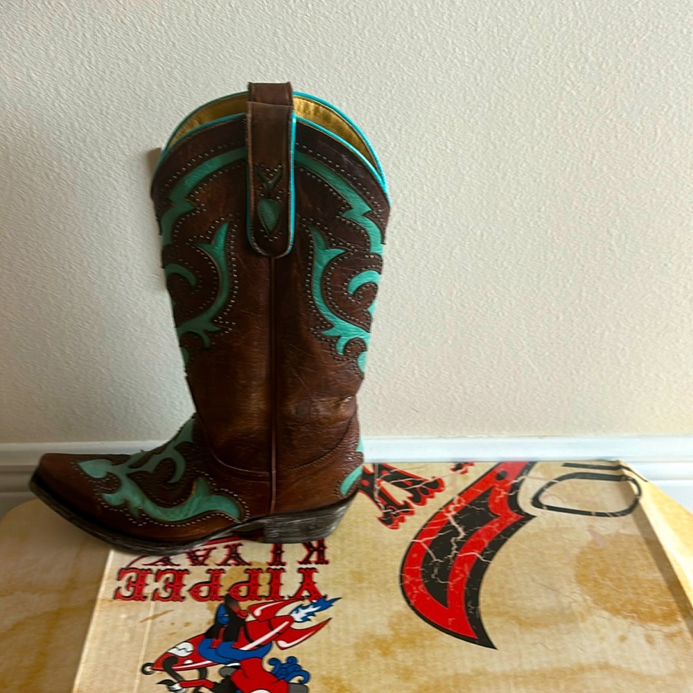 Boots , very good condition, non smoking-household. Size 6 .